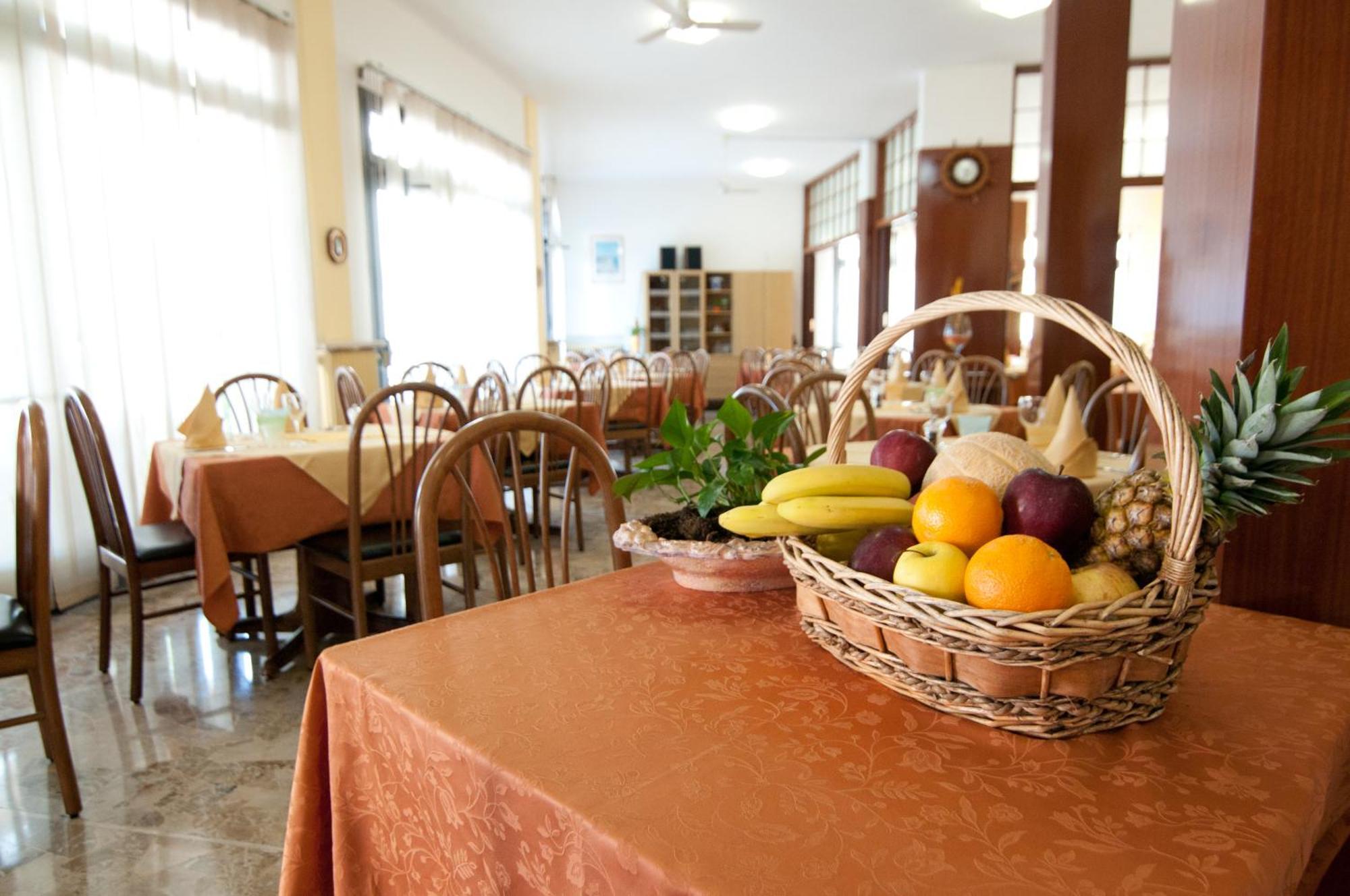 Hotel Milan Rosolina Mare Exterior foto