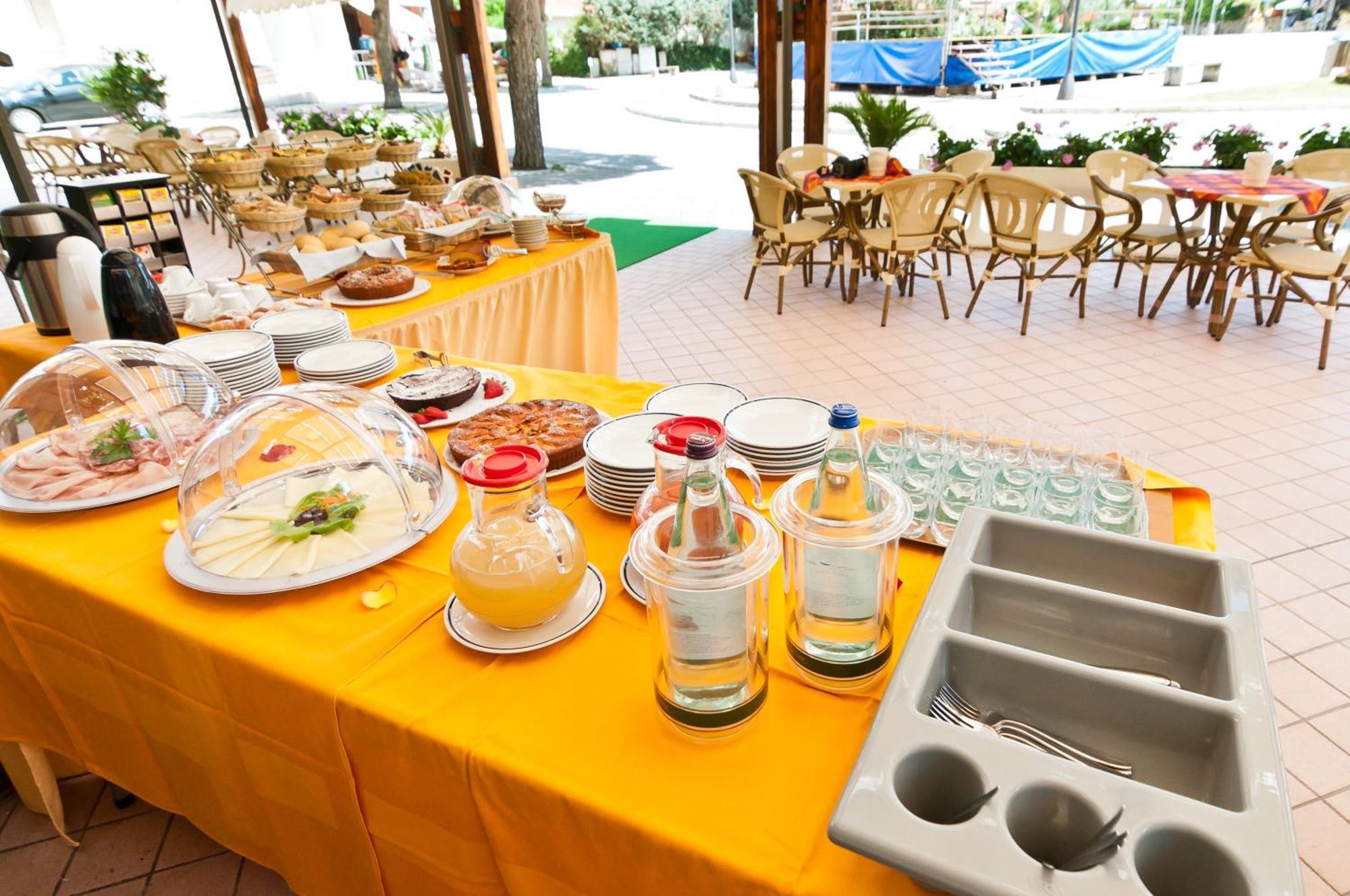 Hotel Milan Rosolina Mare Exterior foto